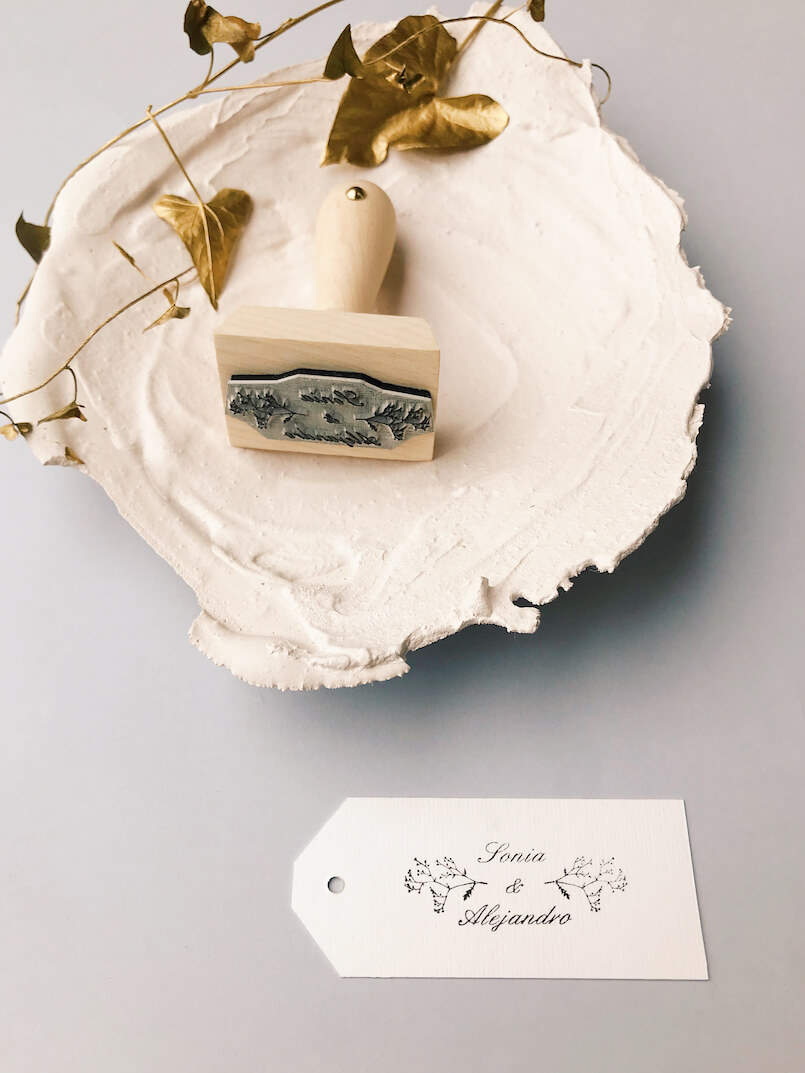 Etiquetas kraft invitaciones de boda y sello personalizado Marmarina